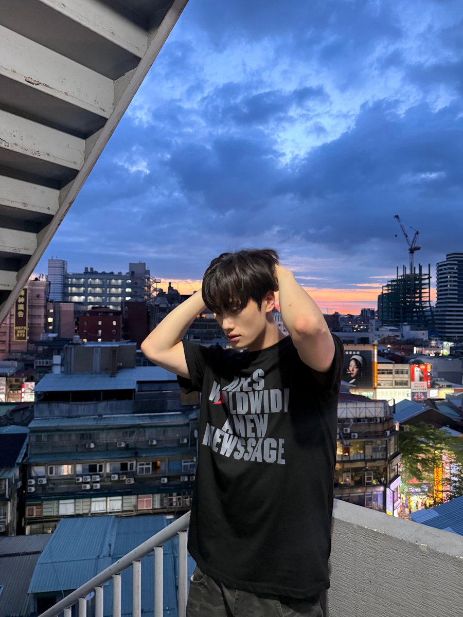 [#준현]
구름이 무섭다 . . .☁️💨🌩️

#금준현 #KUMJUNHYEON
#TIOT #티아이오티