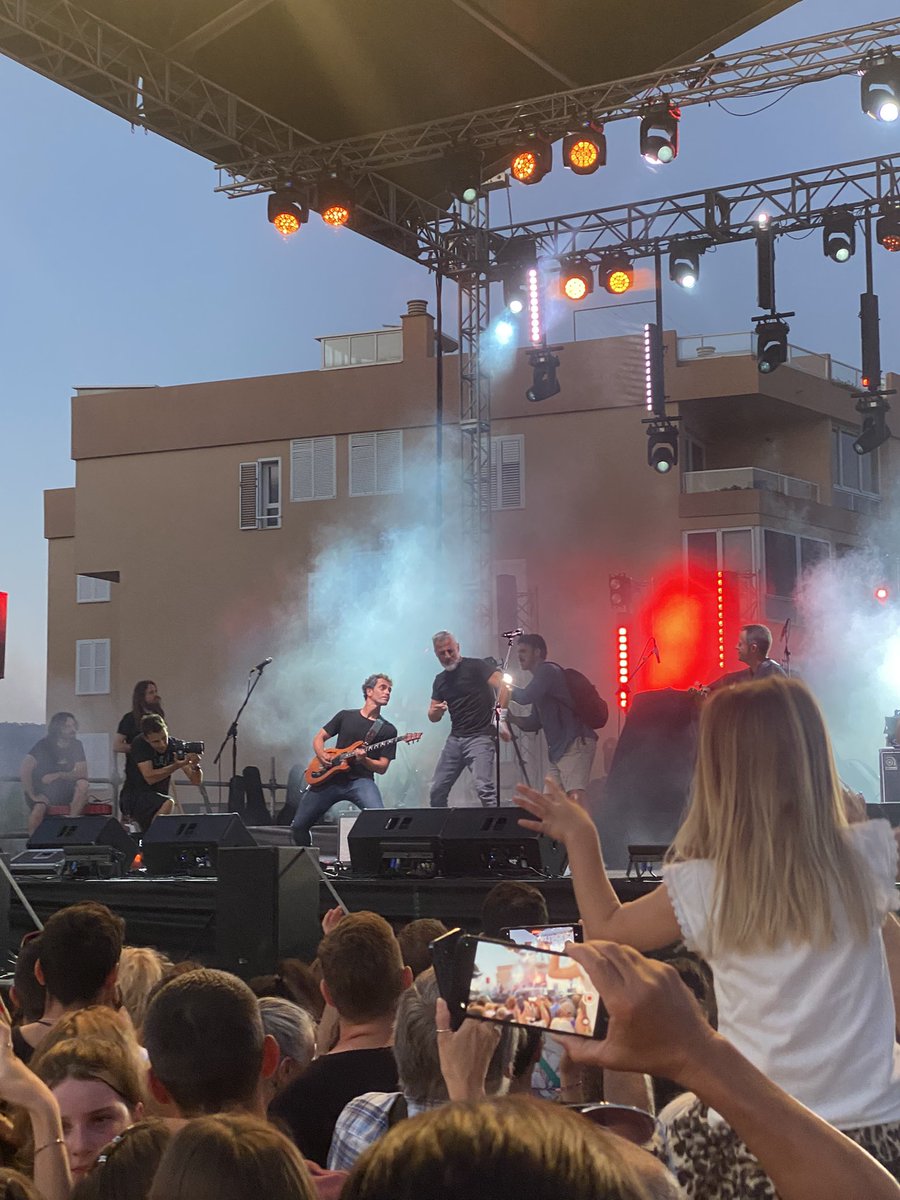 I mos revé un poc de plorera
Pensar que un dia mos pot fugir sa cantera
Si es així demanareu on mos podem trobar
Mos vorem per Son Servera...

Sa darrera nit...
Anegats per sempre.
<a href="/AnegatsOficial/">Anegats oficial</a>