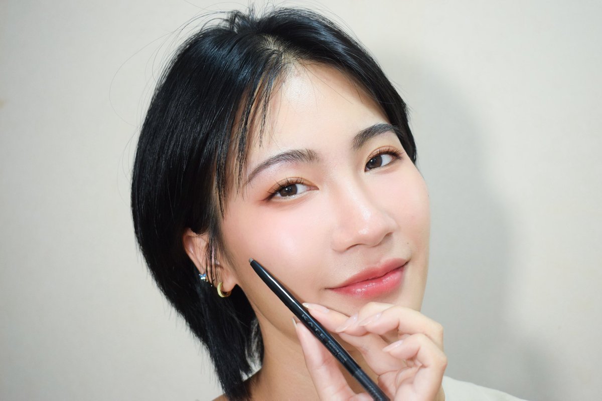 ✨ ดินสอเขียนคิ้วตัวใหม่ของ KATE ตัวนี้เนื้อดีมาก เขานำแบบฝุ่นตัวดังมาอัดแท่งแล้ว รอสิ่งนี้มานานมากกในทิสุดด เขียนง่าย เบลนด์เนียน สีฟุ้งเหมือนใช้แปรงฝุ่นเลย แปรงเบลนด์ก็ดี เขียนเสร็จแล้วปัดเบา ๆ คือคิ้วดูฟูไม่แข็ง ไม่โป๊ะ แถมติดทนมากกด้วย ช่วงนี้หยิบใช้ทุกวัน