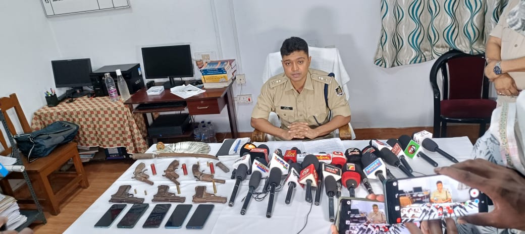 SP BALASORE (@spbalasore) on Twitter photo 🚨Led by <a href="/SPBalasore/">SP BALASORE</a>, a special team cracked a major case of Chandipur PS registered under Sec 25/27 Arms Act. 4 accused arrested; 6 desi pistols, 9 live rounds, ₹60K cash, mobiles, a bike & a Telenga Katuri seized. 3 accused linked to 16 old criminal cases. 🚨Led by <a href="/SPBalasore/">SP BALASORE</a>, a special team cracked a major case of Chandipur PS registered under Sec 25/27 Arms Act. 4 accused arrested; 6 desi pistols, 9 live rounds, ₹60K cash, mobiles, a bike & a Telenga Katuri seized. 3 accused linked to 16 old criminal cases.