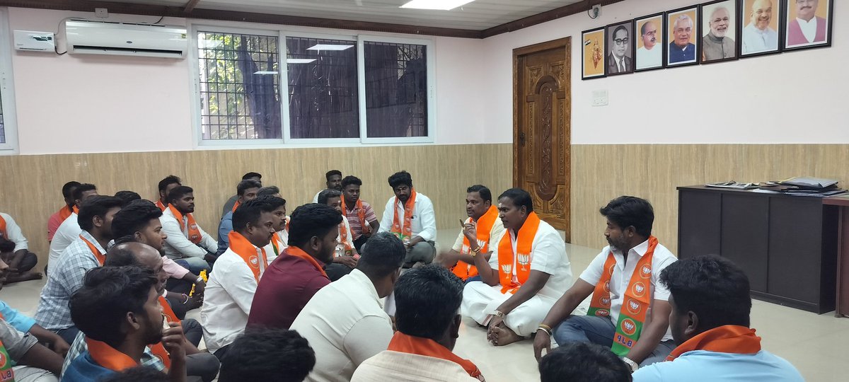 AKSaiJSaravanan's tweet photo. எனது தலைமையில்  ஊசுடு தொகுதி பாஜக கிளைத் தலைவர்கள், கேந்திர பொறுப்பாளர்கள், அணி தலைவர்கள், மற்றும் நிர்வாகிகளுடன்  நடந்த கூட்டத்தில் தொகுதியின் வளர்ச்சி பற்றியும் பாரதப் பிரதமர் திரு.@narendramodi ஜி அவர்களின் 11ஆம் ஆண்டு கால ஆட்சியின் சிறப்பையும் எடுத்துரைத்தேன்.@BJP4Puducherry https://t.co/QpRTdkbiLl