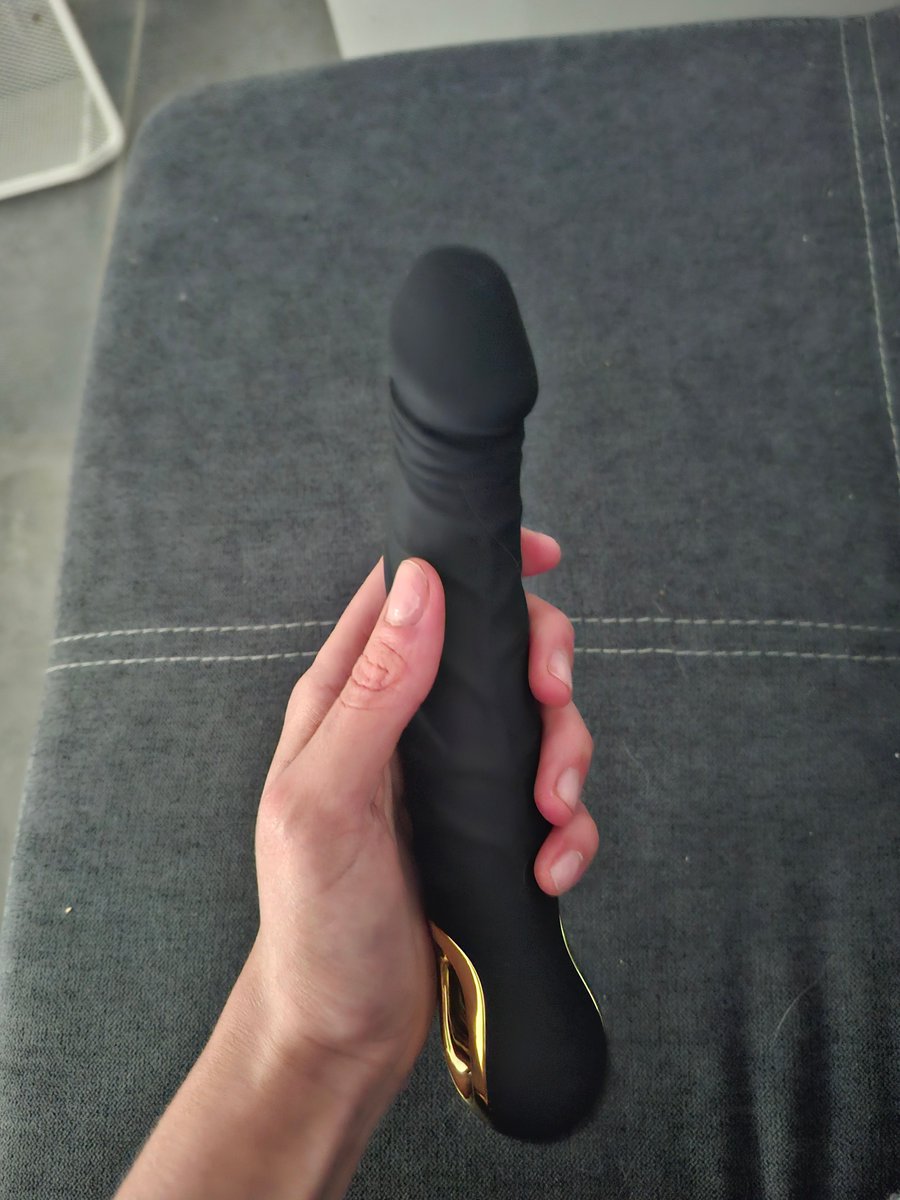 CashGoddessMary's tweet photo. Mein neues Toy vibriert auf 12 Stufen.
Und weißt du was?
Es kann mehr als du je konntest.
Still, zahle – und beobachte, wie ich es genieße. Ohne dich.
#CashgoddessMary #Findom #PatheticPaypig https://t.co/vHS9xOd7Cr