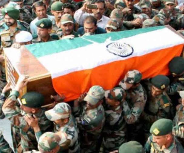 ना चाहत है फूलों की,अर्थी की
ना सैय्या में शामिल, चन्दन हो 
तन लिपटा रहे तिरंगे में 
जय हिन्द से अभिनंदन हों
                     Babu Rao..... Jay Hind🇮🇳