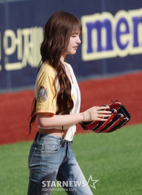 sportalkorea's tweet photo. ⭐250629 아이브 리즈
📸 Photographed by 스타뉴스
#리즈 #LIZ
#아이브 #IVE 
#KBO #LG트윈스 #시구 https://t.co/NwWa4DrsaD