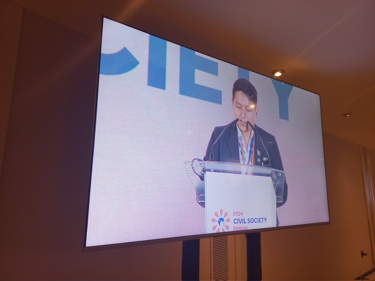 La población indígena representada por un joven peruano, "mientras foros de este tipo se celebran, el expolio continúa en nuestros territorios donde multinacionales con la complicidad de gobiernos destrozan nuestros territorios, nuestras vidas, el presente y futuro"
#FfD4People