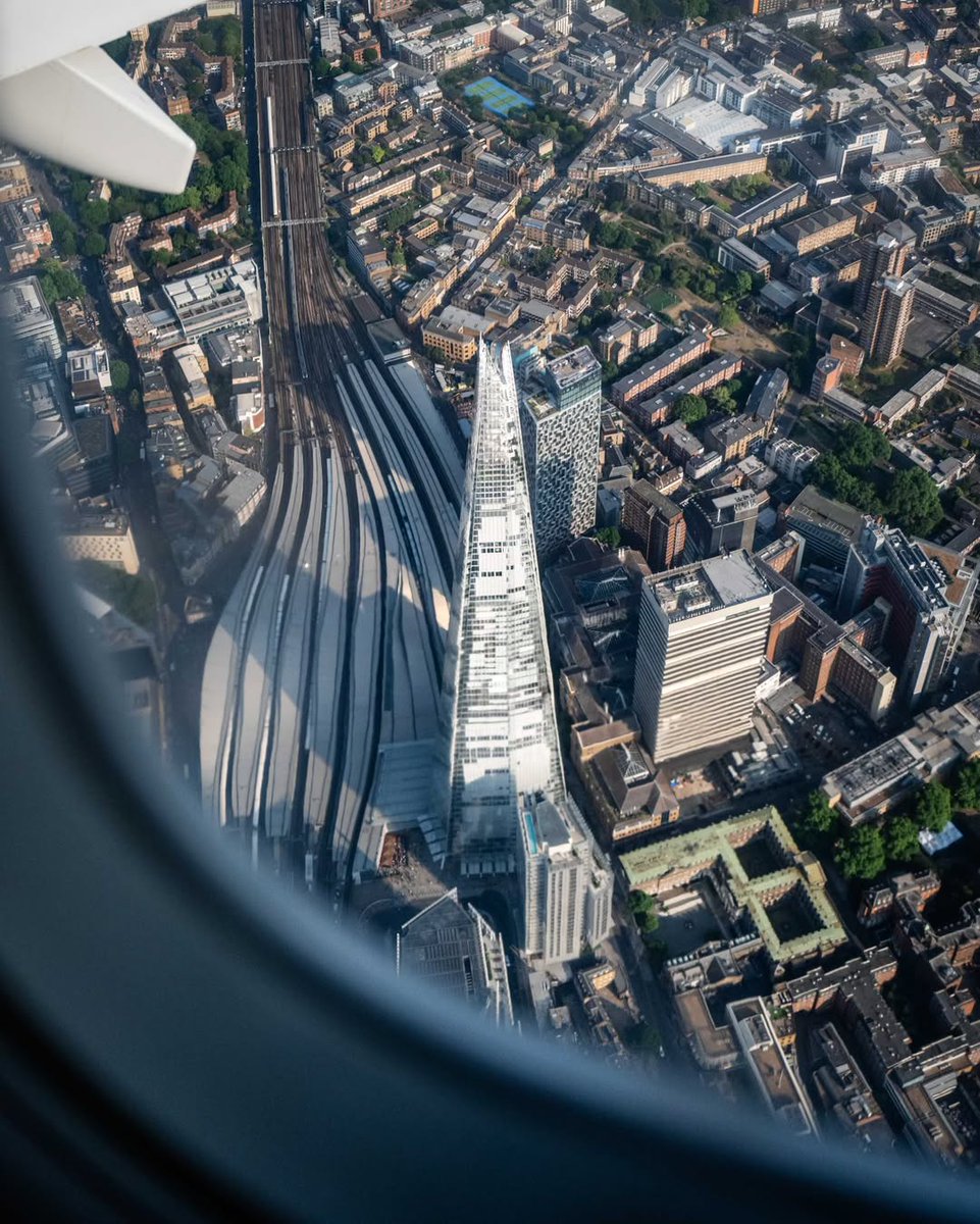 London looks good from here👋 [📸 <a href="/chrisjdalton/">Chris Dalton</a>] #LondonMakesItPossible #VisitLondon ow.ly/99IR50WgQwH