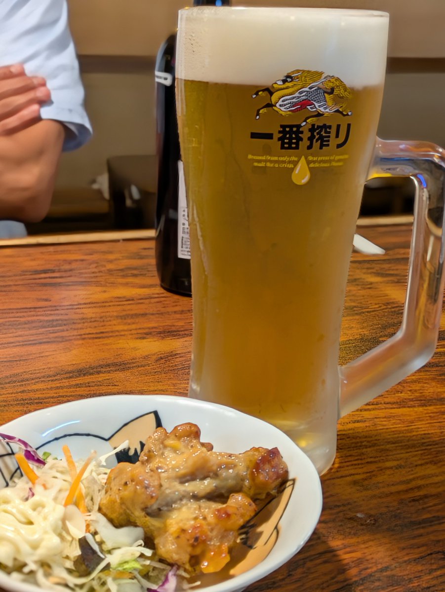 開店しました(*^^*)

🏮本日のお通しは炙りチキン🐔です(,,>᎑<,,)

…酎太郎の生ビール(中)はこんなに大きくて600円です(,,>᎑<,,)