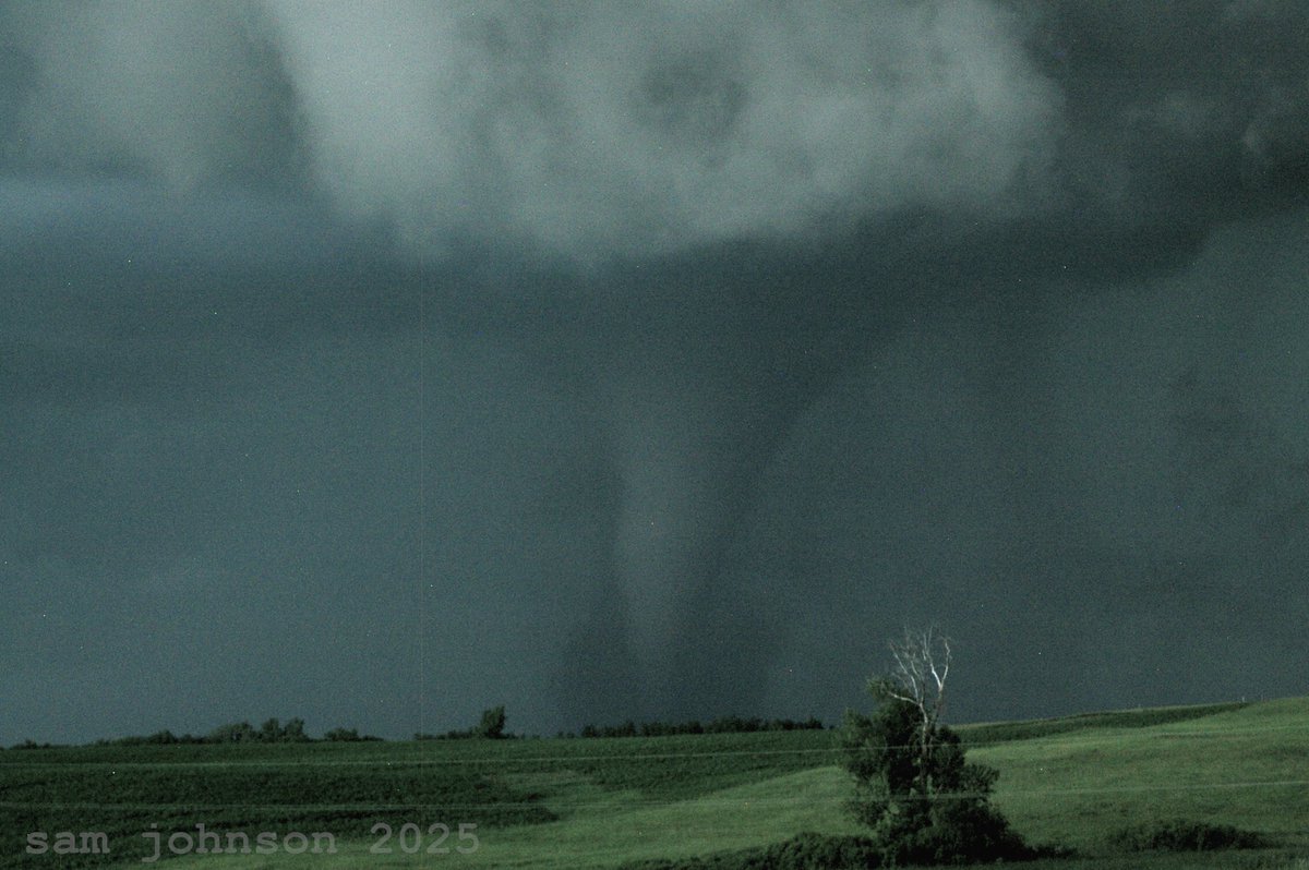 SamSaysWx's tweet photo. 3 of the 4 tornadoes we spotted today in SD and MN
1. Near Clear Lake, SD 
2. Unsure - nearish Milbank, SD
3. Gary, SD/Canby, MN

@NWSAberdeen #sdwx #mnwx https://t.co/xFJPmxeYHC