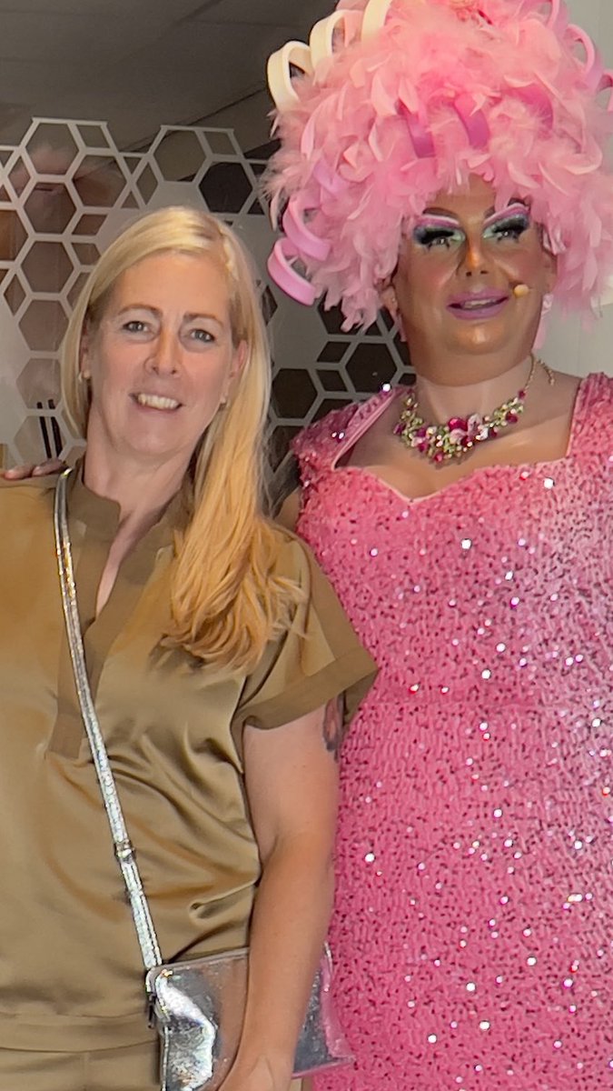 AstrudWildschut's tweet photo. Was bij @dragutrecht en wat een show! 💃🏳️🌈 Fantastische queens, scherpe jury, humor en liefde en een terechte winnares. Drag is meer dan entertainment: het viert vrijheid en zichtbaarheid. Pride blijft nodig. #Pride #DragIsArt #LiefdeIsLiefde https://t.co/VkDWStEuAP