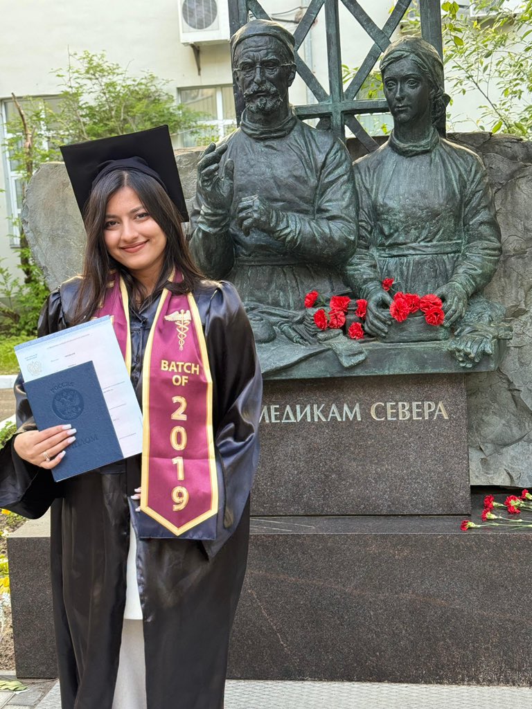 हमारी बहू अब डॉक्टर बन गई है – डॉ. निकिता 👩‍⚕️
रशिया से MBBS की डिग्री लेकर उसने सिर्फ एक सपना नहीं, एक संघर्षपूर्ण यात्रा को पूरा किया है।

जब एक बेटी अपना घर छोड़कर विदेश में अकेले अपने लक्ष्य की ओर बढ़ती है – तो सिर्फ वो नहीं, बल्कि पूरा परिवार उसका हौंसला बन जाता है।
आज वो पल