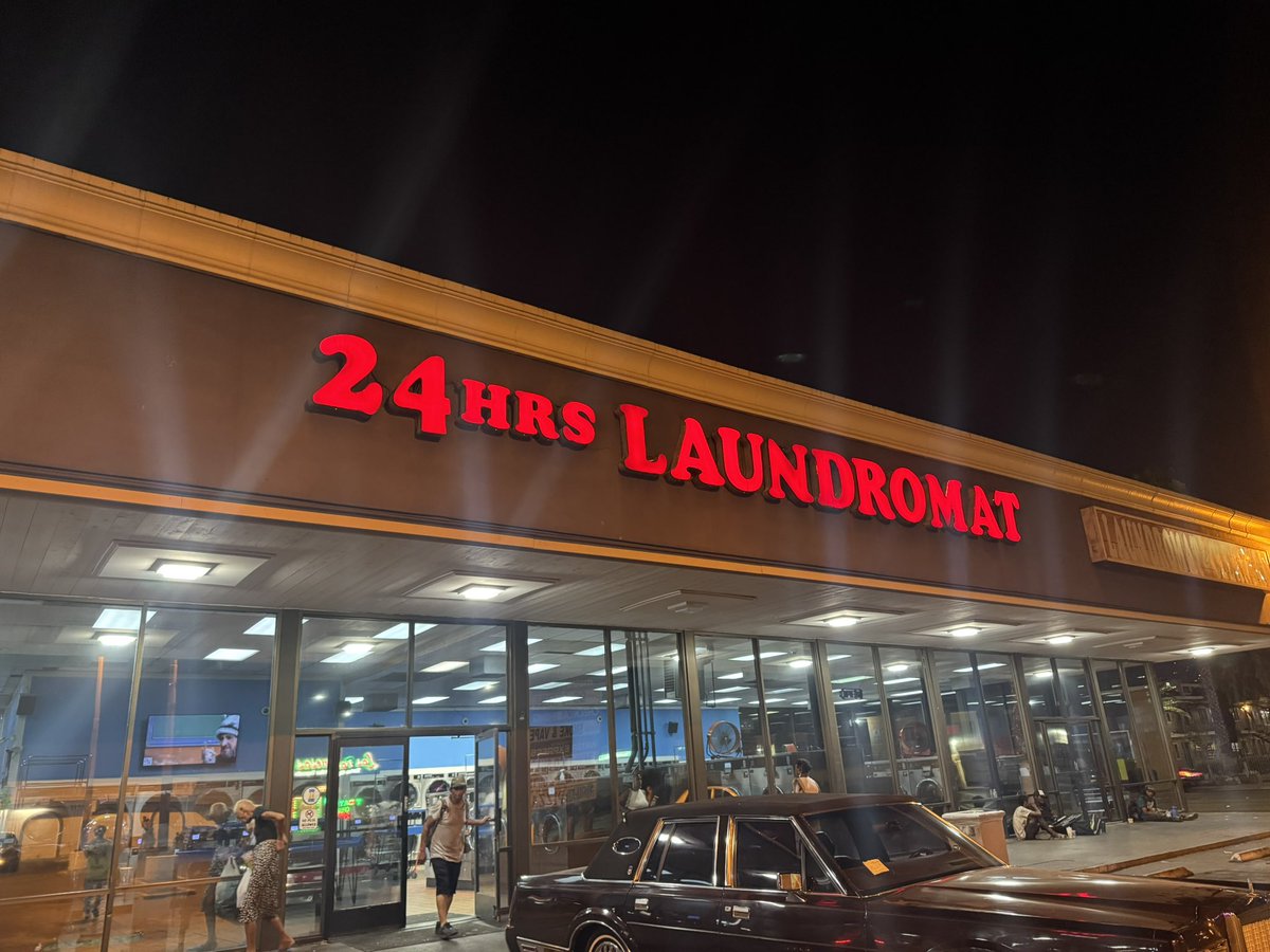 洗濯しに来た！

洗濯してる間に隣にある24時間のタコス屋さんで初タコス食べたけどめっちゃ美味かった‼️🌮