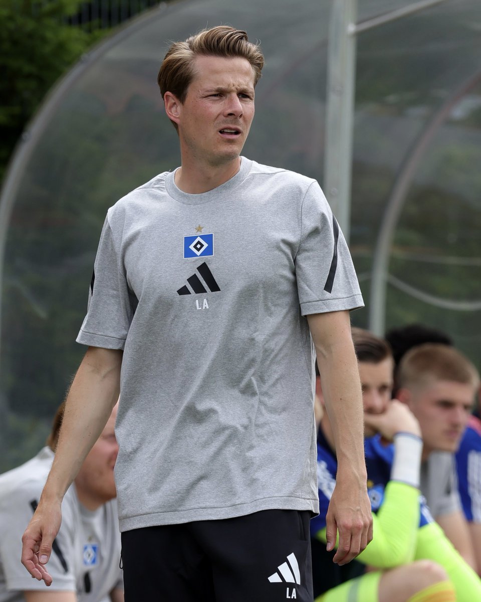 HSVYoungTalents's tweet image. Aus LP wird LA. 👀 

Unser #U21-Coach Lukas #Pfeiffer hat am Freitag geheiratet und heißt ab sofort Lukas #Anderer. Wir gratulieren ganz herzlich zur Hochzeit und wünschen dir und deiner Frau nur das Beste, Lukas! 😍

#nurderHSV #HSVYoungTalents

📸 Michael Schwarz