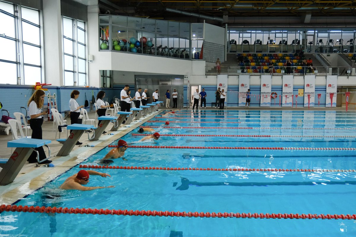 Boğaziçi Kıtalararası Yüzme Yarışı seçmelerinin ikinci günü için Ankara ve Mersin’de start düdüğü çalındı. Bugün seçmelerin tamamlanması ile İstanbul Boğazı’nda kulaç atacak yüzücüler belli olacak. Seçmelerin ikinci gününe katılan tüm yüzücülerimize başarılar 🙌🏻🏊🏽🏊🏼‍♀️