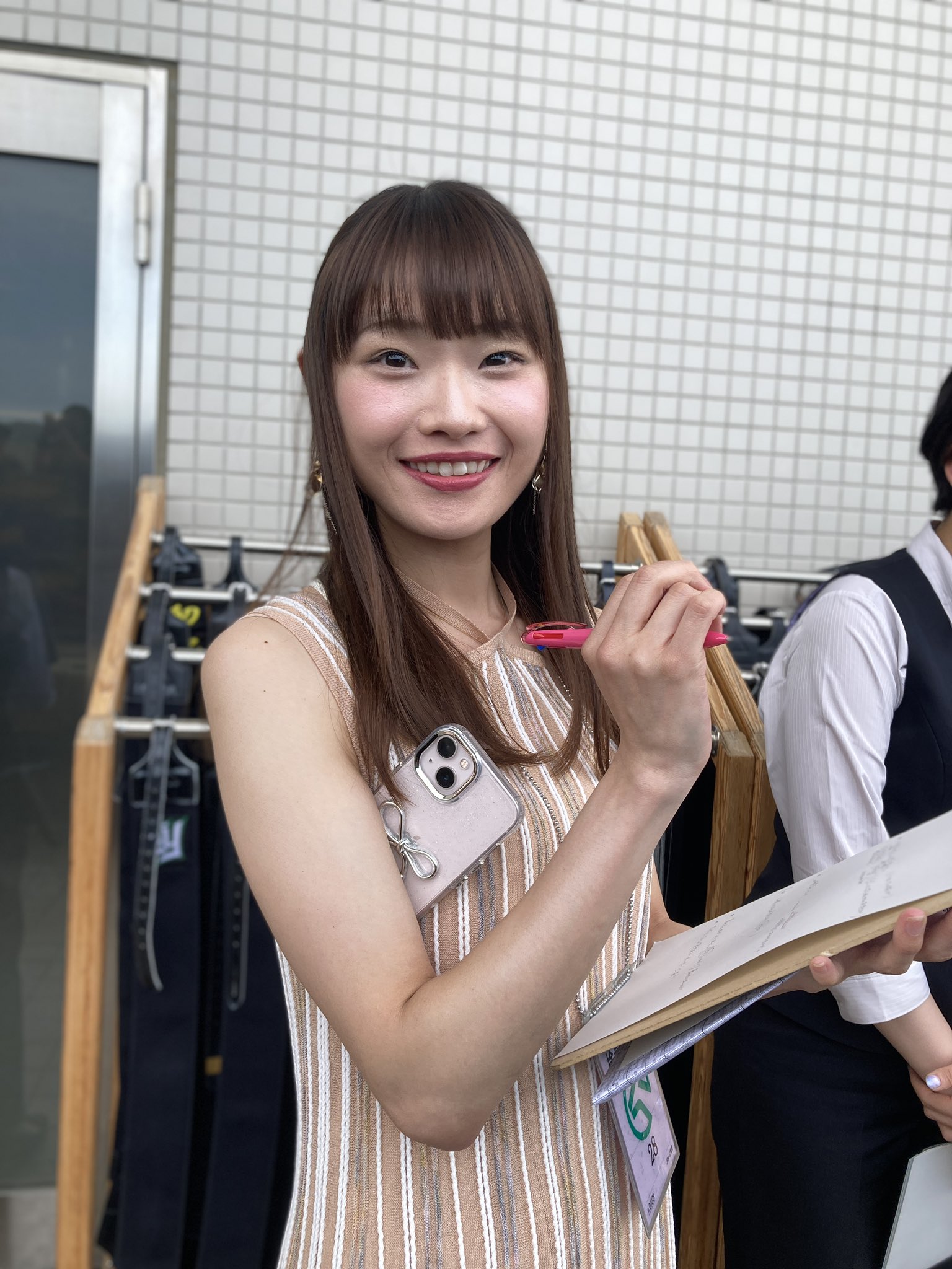 競馬実況　藤原菜々花直筆サイン 藤原菜々花アナ サイン入り色紙プレゼント | | 中山プレゼント