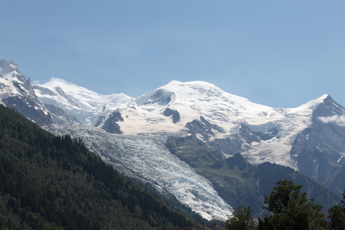 le_Parisien's tweet photo. Des températures positives au sommet du Mont-Blanc, un «record pour un mois de juin» 

➡️ https://t.co/STfB7ZmzQj https://t.co/R1XN4yp3Yj