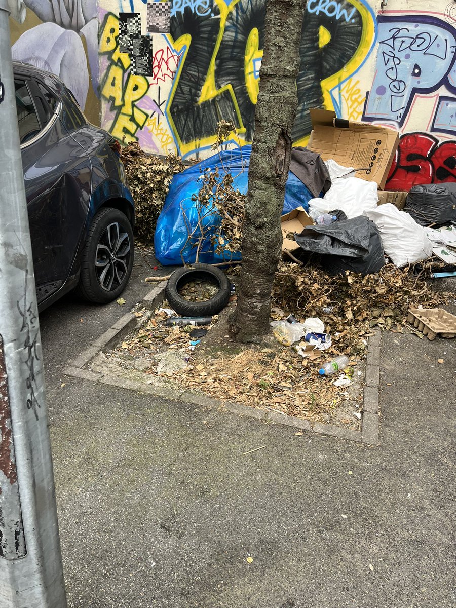 beausire's tweet photo. En 2024 le parking de la rue Valette a #montreuil ressemblait a ca. Un an apres ca donne ca. Quelle incurie, quel rien a foutre @glechequer @Loline_B @PatriceBessac Ca ne vs choque pas une decharge a ciel ouvert devant un college, une biblio municipale, une ecole maternelle? https://t.co/h7RfNp7aNI