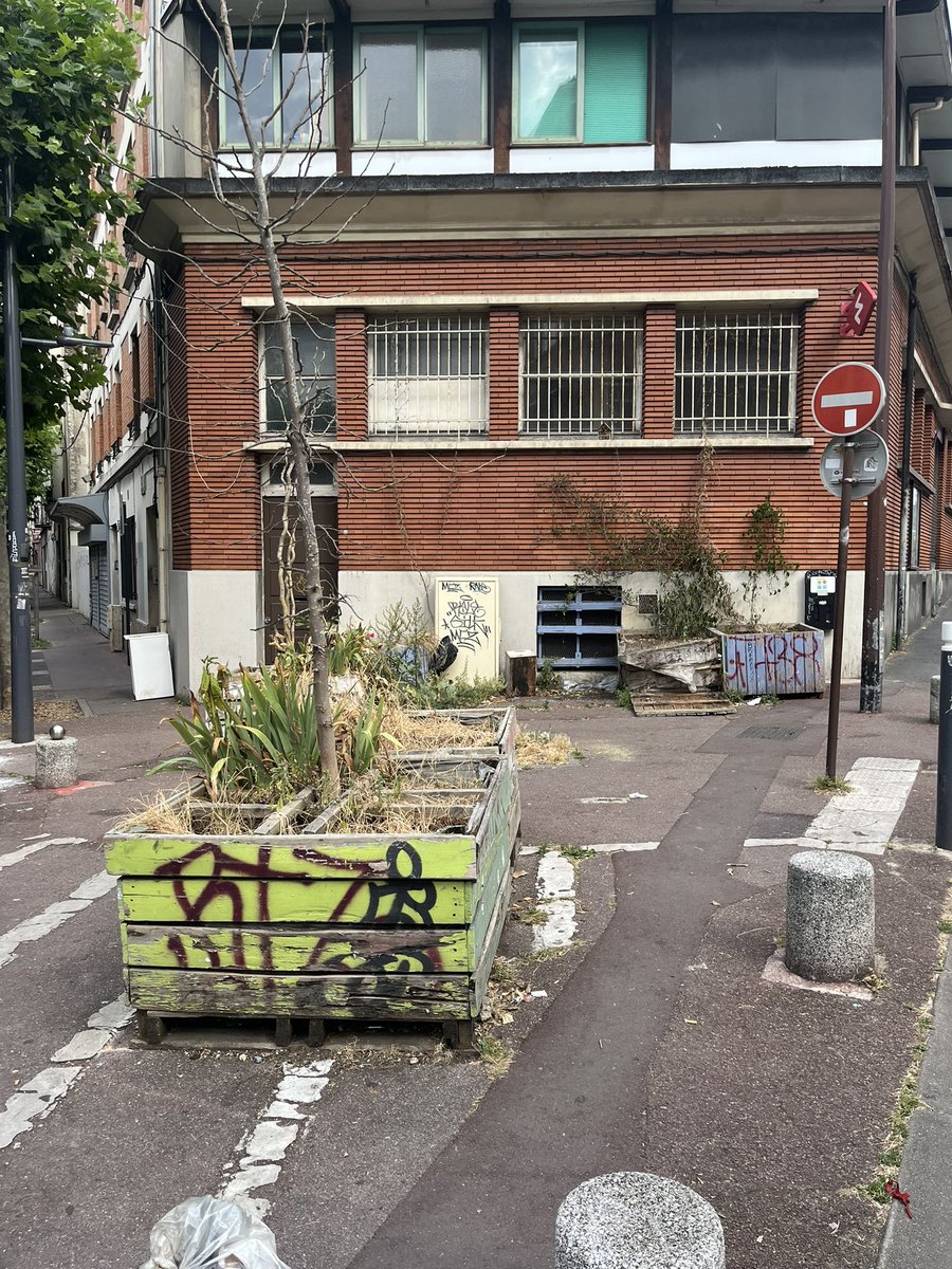 En 2024 le parking de la rue Valette a #montreuil ressemblait a ca. Un an apres ca donne ca. Quelle incurie, quel rien a foutre <a href="/glechequer/">Gaylord LE CHEQUER</a> <a href="/Loline_B/">Loline Bertin</a> <a href="/PatriceBessac/">Patrice Bessac</a> Ca ne vs choque pas une decharge a ciel ouvert devant un college, une biblio municipale, une ecole maternelle?