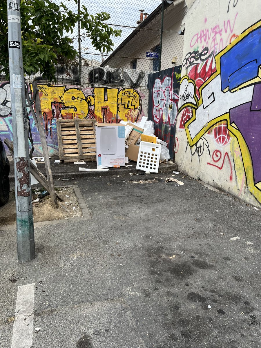 beausire's tweet photo. En 2024 le parking de la rue Valette a #montreuil ressemblait a ca. Un an apres ca donne ca. Quelle incurie, quel rien a foutre @glechequer @Loline_B @PatriceBessac Ca ne vs choque pas une decharge a ciel ouvert devant un college, une biblio municipale, une ecole maternelle? https://t.co/h7RfNp7aNI