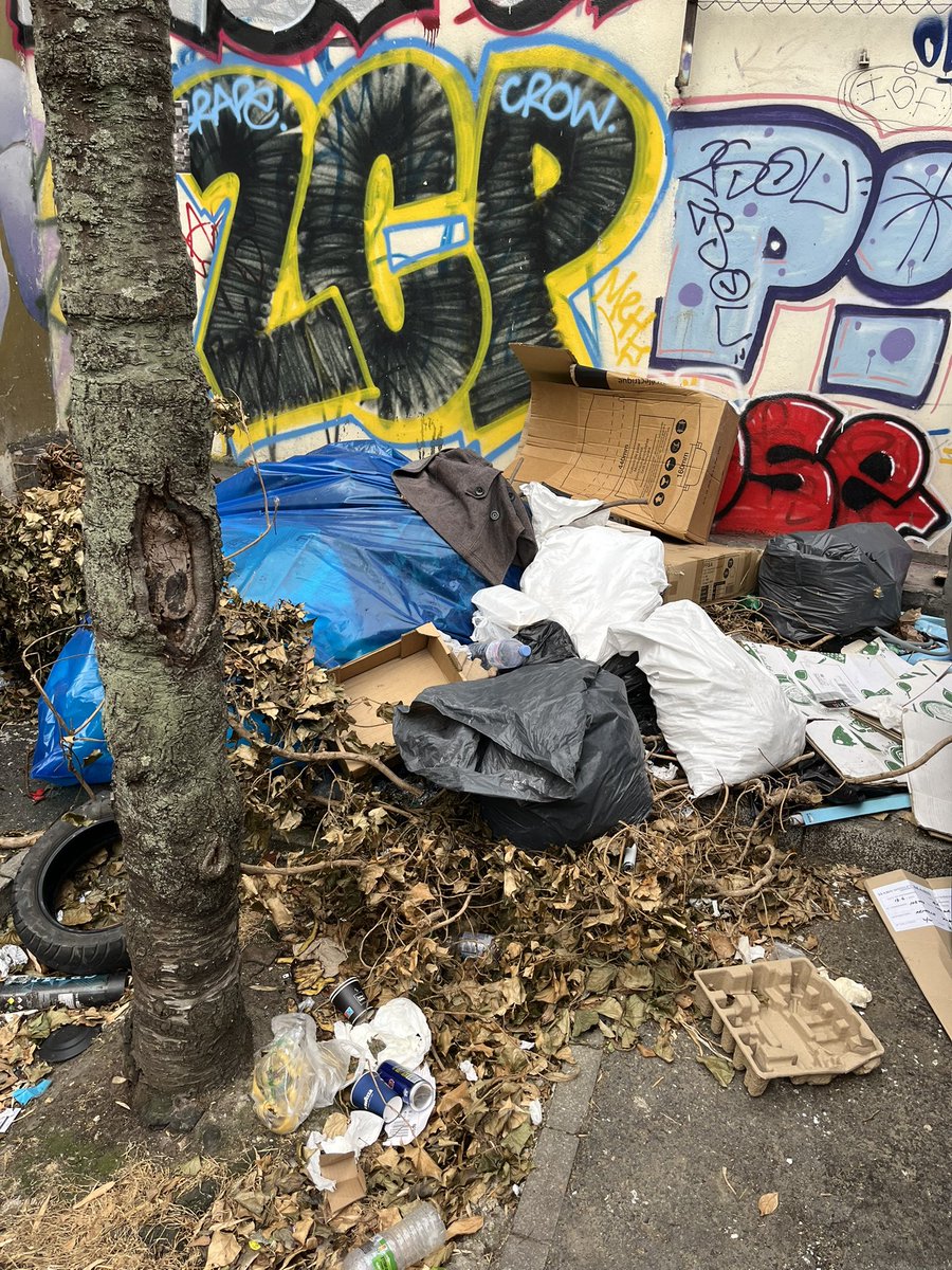 beausire's tweet photo. En 2024 le parking de la rue Valette a #montreuil ressemblait a ca. Un an apres ca donne ca. Quelle incurie, quel rien a foutre @glechequer @Loline_B @PatriceBessac Ca ne vs choque pas une decharge a ciel ouvert devant un college, une biblio municipale, une ecole maternelle? https://t.co/h7RfNp7aNI