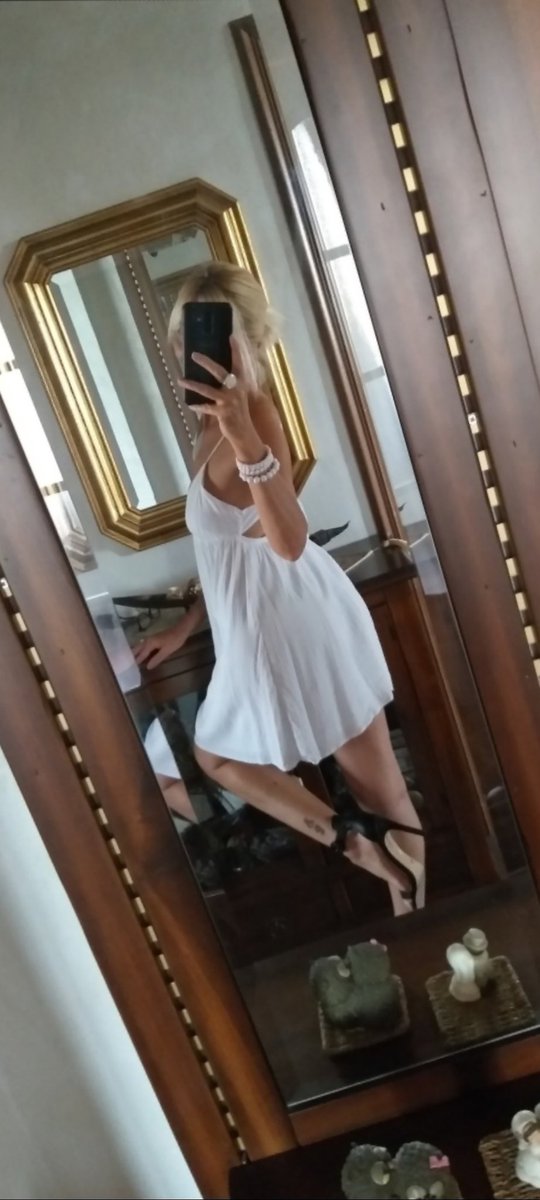 Wanda1569's tweet image. Essere bella ti rende scomoda. Essere anche intelligente , creativa, 
gentile e felice, 
ti rende insopportabile.