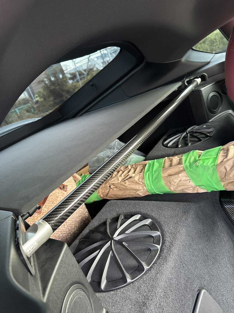 HKS頼むならってことで
追加でカーボンブレースも装着しました！
A90前期型なので、元々タワーバーは付いてなかったのですが、付けたことによって、ステアを切った時の頭の入りが良くなった気がします👍
ボンネット開けた時の寂しさが少し解消されました☺️
(まぁ…開けることなんてほぼ無いんですが…)