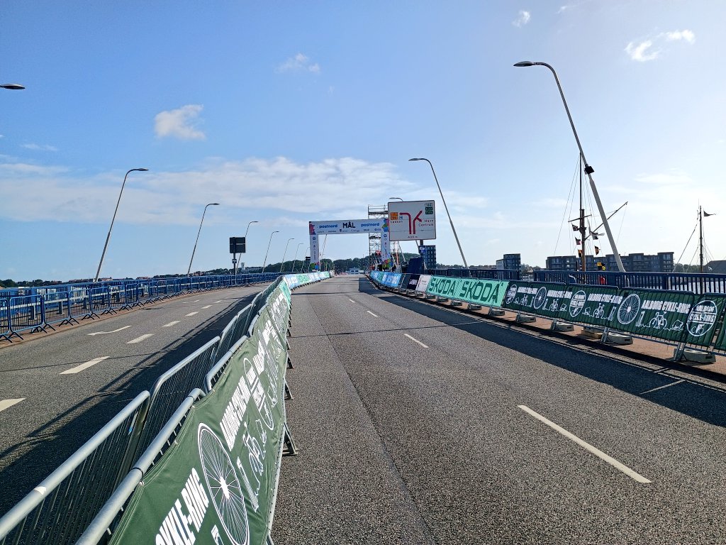 lukascph's tweet photo. Earlier this morning, I scouted the finish. Sweeping right-hander with 140 metres to go, small kink to the right 35 metres from the line. Strong wind from west (left on finishing straight), you'll want to hug the barriers on the right side in a sprint. #DMugen #AaLborgK https://t.co/AicfscJaww