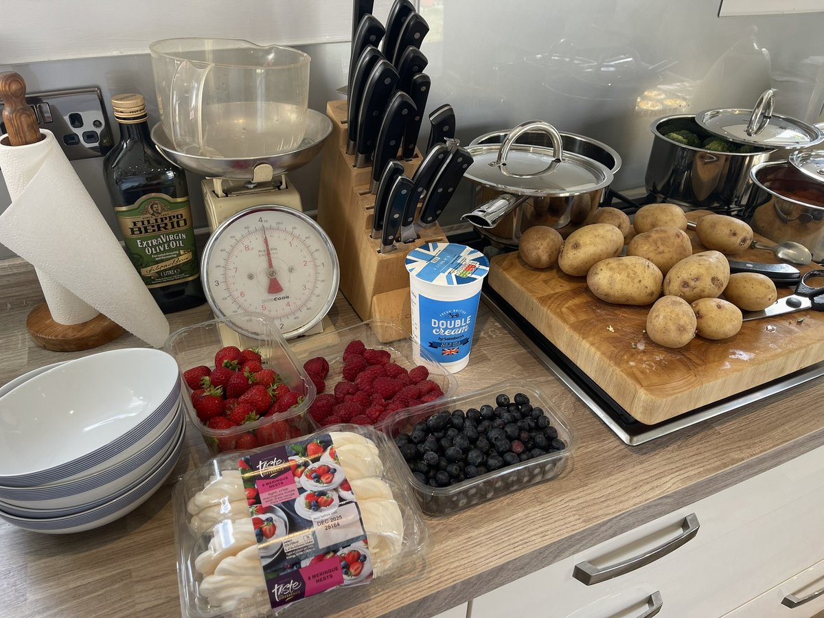 Rarely do we have a Sunday roast in our home these days so it’s always nice when friends decide to visit and let me brush up on my culinary skills.
#SingleParentLife #SundayDinner