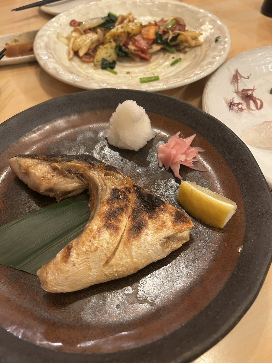 yuzu0807i's tweet photo. 📍にしんば
下北沢で昼飲みってなるとここに来がち🍻
刺盛は毎回頼んじゃうし、お通しから全て美味しい◎
最近は酒蒸し頼みがち🫢
（平日は空いてない日が多いので注意！） https://t.co/0JuzNJbOJE