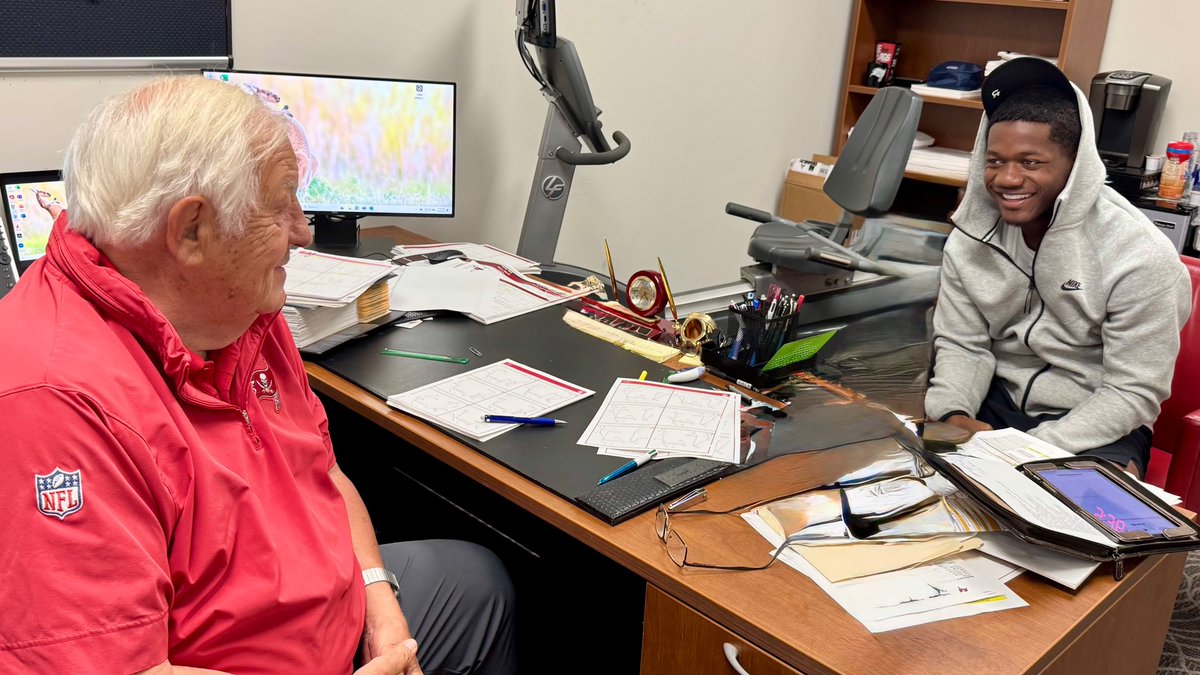 danpompei's tweet image. If you knew what Bucky Irving has lost, you'd understand why he sits with an 86 year old coach at 5:30 in the morning.
An unlikely story about one of the league's best young runners and a coaching treasure. nytimes.com/athletic/64305…