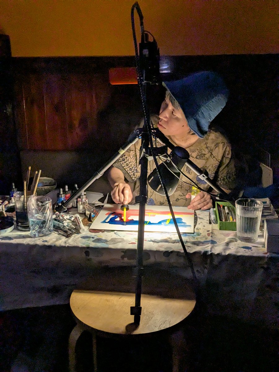 Royalmasa's tweet photo. なつなちゃんのライブペイントライブ、第二幕は、クラリネット奏者の瀬戸信行さんと。

題名と曲調から、丁寧に景色が描き出される贅沢な時間。
描かれる絵の上に、さらに音での色付けがなされて、まさしく共演共作。
まさしく曲が絵になる現場に、おれて、最高に幸せ。
@rappa_shokai
@goreycafe https://t.co/4U2owaAioB