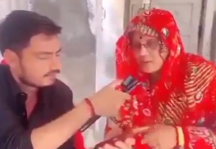 इटावा मामले से जुड़ी एक बड़ी खबर आ रही है 

इस रेनू तिवारी नाम की महिला पर FIR हो चुकी है,

 इस मामले में इतनी लेट कार्रवाई होना सवालों के घेरे में खड़ा करता है और दूसरा सवाल यह है कि आखिर इसकी गिरफ्तारी कब होगी 

हैशटैग के साथ इसकी जल्द गिरफ्तारी की मांग करें
#ArrestRenuTiwari