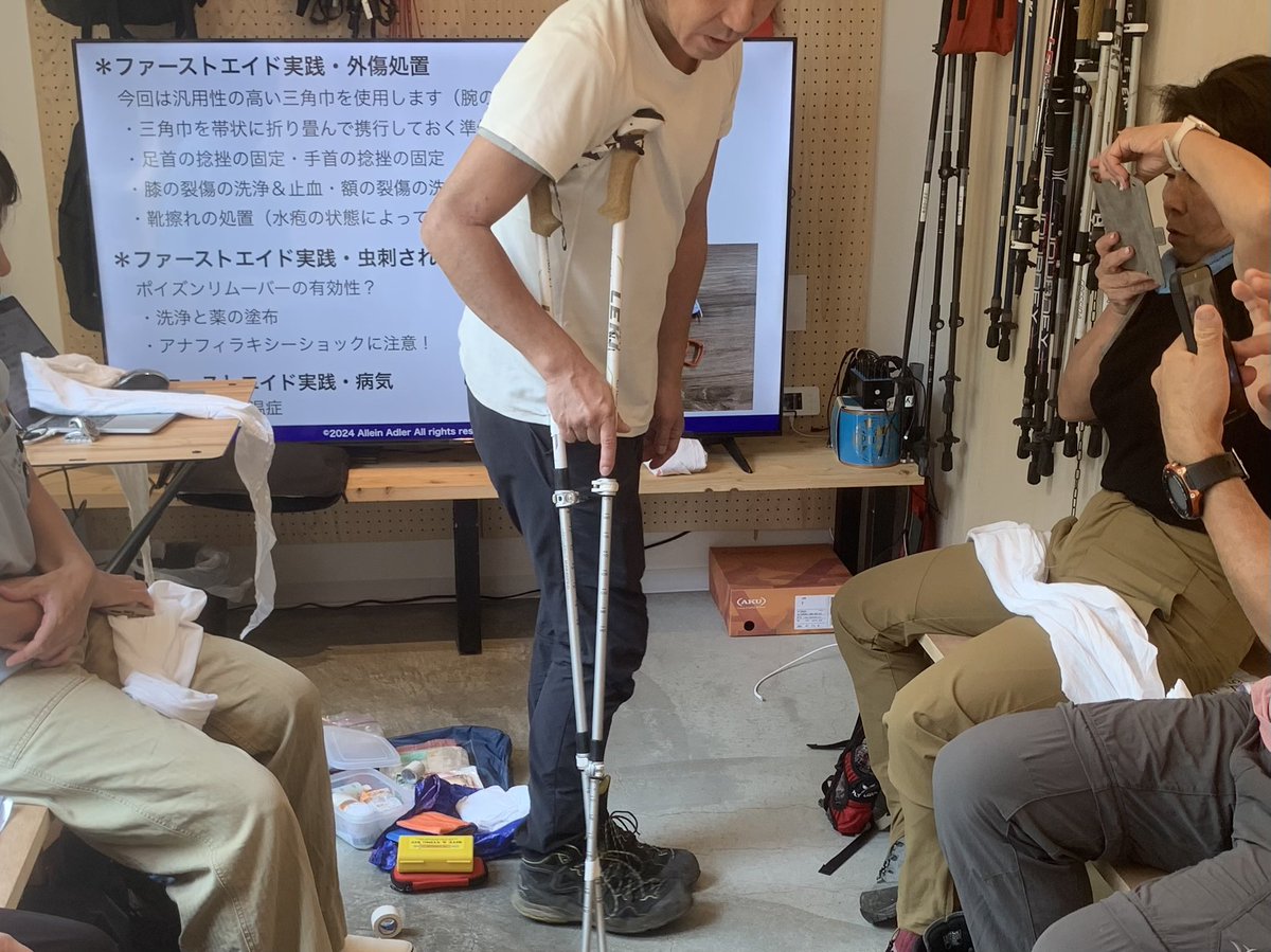 AlleinAdler's tweet image. 本日はCOCOHELI TAKAO @cocoheli での安全登山講習会🚁
午前はファーストエイド
午後はツェルトビバーク
を学んで頂きました⛺️
ビバーク講習はポッケム(発煙筒)のデモや受信機での発信機捜索など盛りだくさん👀
講習中に何度か救急車のサイレンが聞こえましたが熱中症かと🤔
暑さ対策、大切ですね🌱