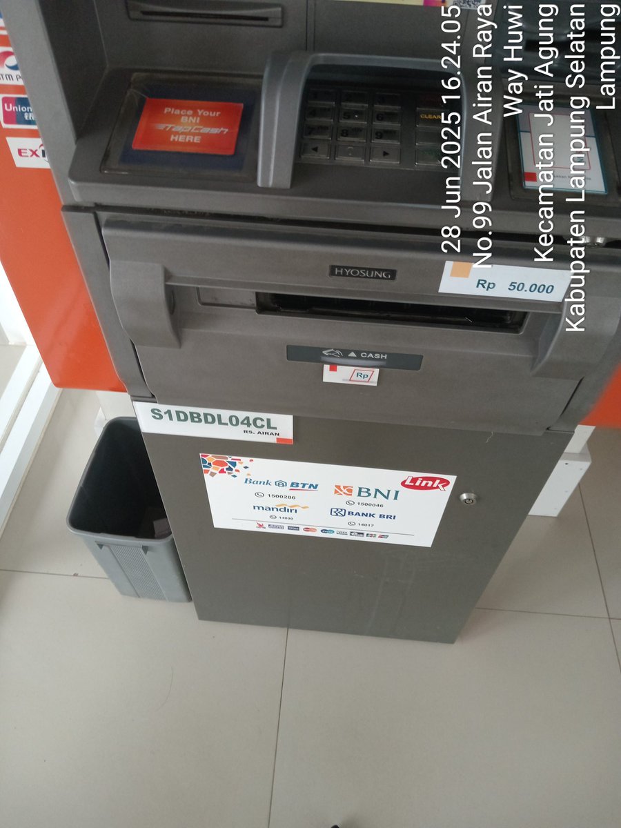 haechautumn's tweet photo. @BNICustomerCare Halo min, kemarin di BNI RS Airan Raya Lampung Selatan tarik uang saldo kepotong, tapi uang tidak keluar. Mohon cek di CCTV, sudah lapor ke bagian pendaftaran tapi CS khusus bank sudah pulang. Kejadian kemarim jam 16.21 WIB. https://t.co/V1TSS1pMdw