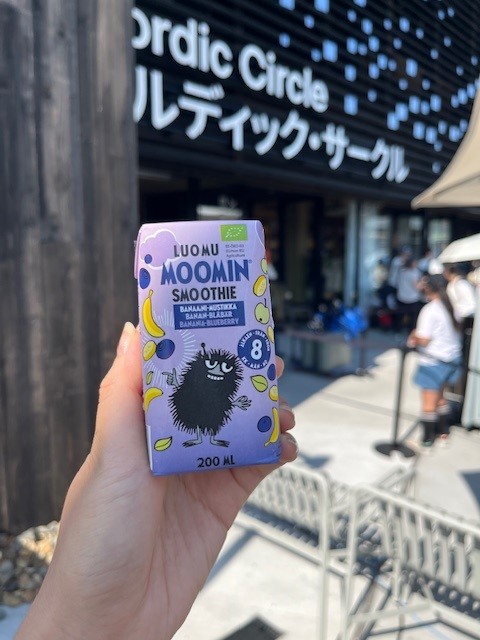 nordicexpo2025's tweet image. ムーミンのオーガニックスムージーが新登場✨
あなたの好きなキャラクターはどんな味？その日の在庫によって並ぶフレーバーは変わるので、カートのスタッフに聞いてみてね 🙌

今日はスティンキーのパッケージがありました‼️
フレーバーはバナナ＆ブルーベリー🍌✨