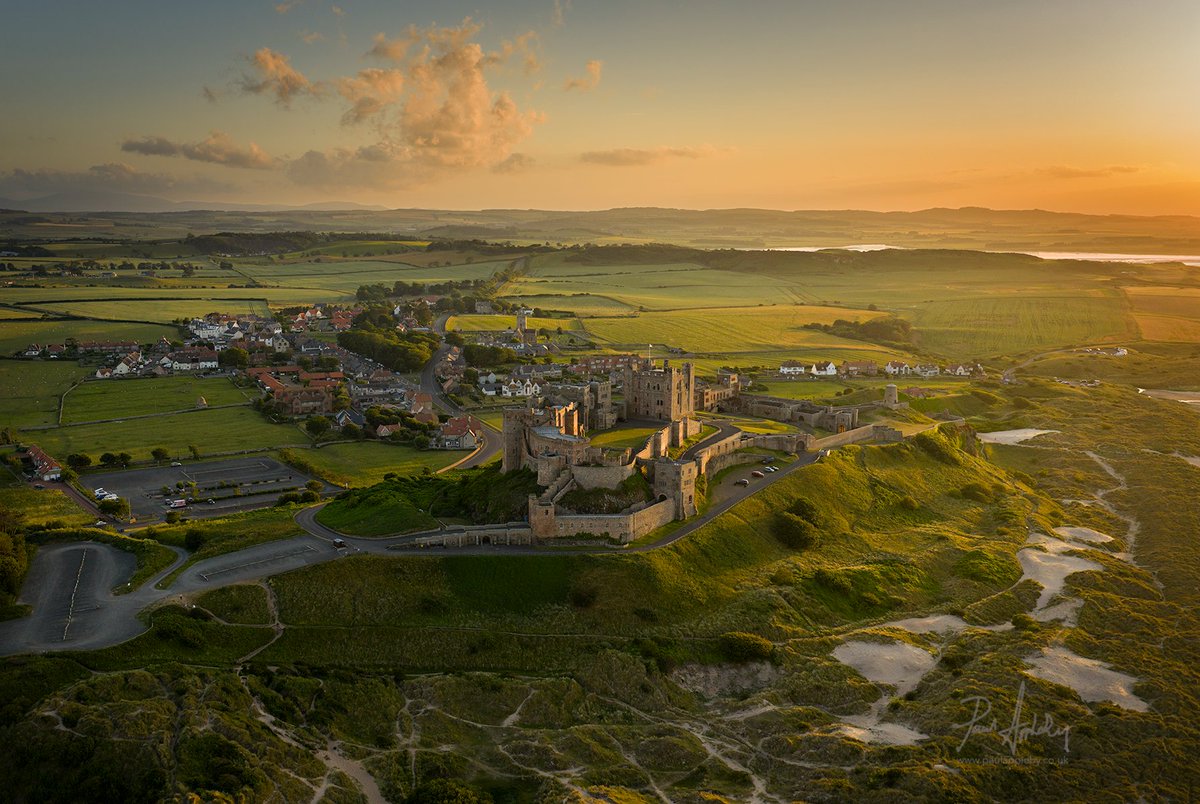 PaulAppleby_01's tweet image. Last night's final rays of sun catching Bamburgh Castle.