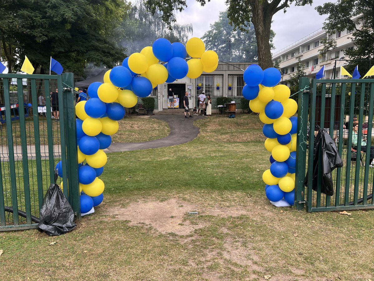 ericberdoati's tweet image. Après la réception des sportifs hier soir ce matin les derniers préparatifs avant l’ouverture de la fête du FC Saint Cloud notre club de football