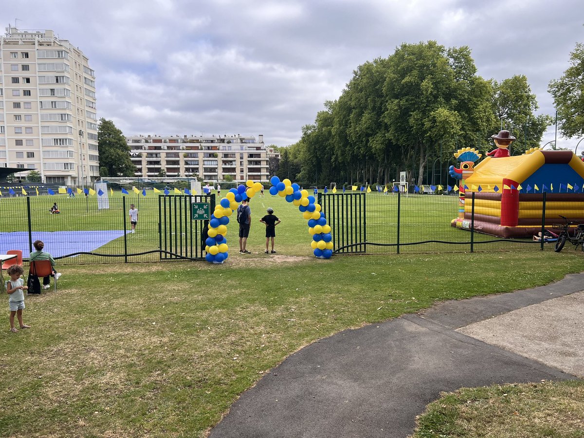 ericberdoati's tweet image. Après la réception des sportifs hier soir ce matin les derniers préparatifs avant l’ouverture de la fête du FC Saint Cloud notre club de football