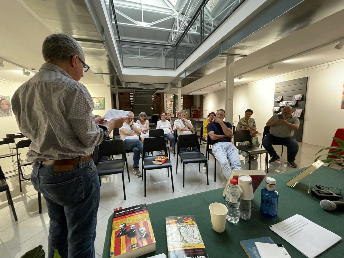 jvmestrenogue's tweet image. A la @lasingratalla de Tremp vam compartir una estona d’història i de país: llengua, discursos, infraestructures i “La Canadenca”, eina imprescindible per la 2a Revolució Industrial.
Gràcies #JaumeGiró i @Jean_Abella
#3aEdició #ParaulesDePresident #NacióIEstat @editorialafers
