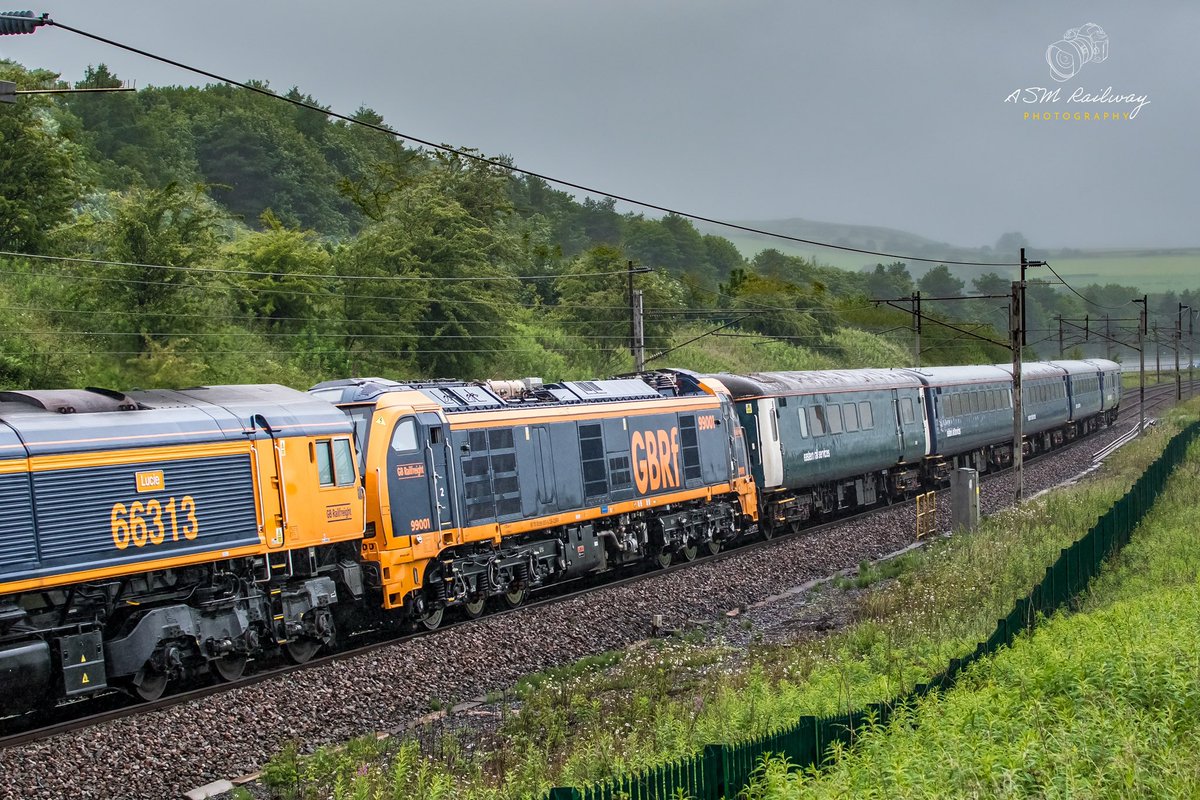 ASMRailPhotos's tweet image. 🖍️| 5Q40 1001 Carlisle Kingmoor Sdg(Drs) to Crewe

📣| @GBRailfreight 
🚂| Class 66313 ‘Lucie’ 
🚂| Class 99001
📍| Beck Foot
📆| 27/06/2025

#class99 #99001 #66313 #gbrailfreight