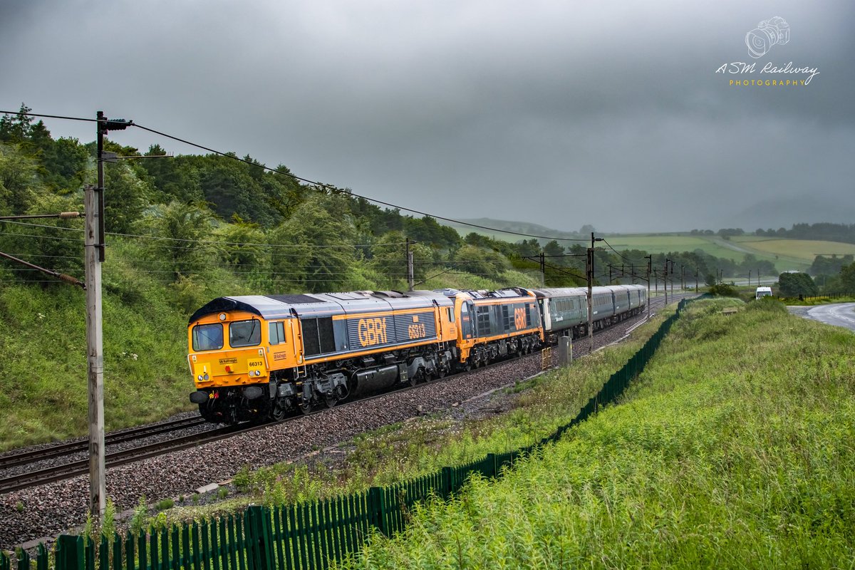ASMRailPhotos's tweet image. 🖍️| 5Q40 1001 Carlisle Kingmoor Sdg(Drs) to Crewe

📣| @GBRailfreight 
🚂| Class 66313 ‘Lucie’ 
🚂| Class 99001
📍| Beck Foot
📆| 27/06/2025

#class99 #99001 #66313 #gbrailfreight