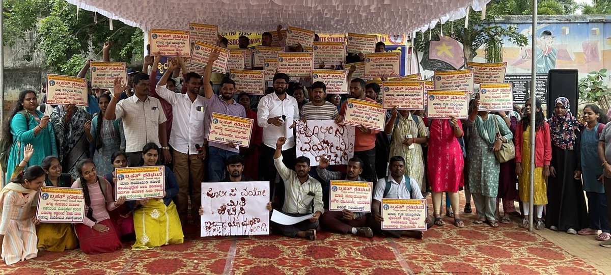 ತೆಲಂಗಾಣ ರಾಜ್ಯದಲ್ಲಿ ಪೊಲೀಸ್ ವಯೋಮಿತಿ ಸಾಮನ್ಯ ವರ್ಗಕ್ಕೆ 31 SC/ST/ಒಬಿಸಿ 33 ಇದೆ ಇದನ್ನ ನಮ್ಮ ರಾಜ್ಯದಲ್ಲೂ  ಅನುಸರಿಸಬೇಕು ಹಾಗೂ ನೇಮಕಾತಿ ಪ್ರಾರಂಭಿಸಿ <a href="/DrParameshwara/">Dr. G Parameshwara</a> <a href="/siddaramaiah/">Siddaramaiah</a> ಇಲ್ಲದಿದ್ದರೆ ರಾಜ್ಯಾದ್ಯಂತ ಪ್ರತಿಭಟನೆ ಮಾಡಲಾಗುವುದು. <a href="/RahulGandhi/">Rahul Gandhi</a>