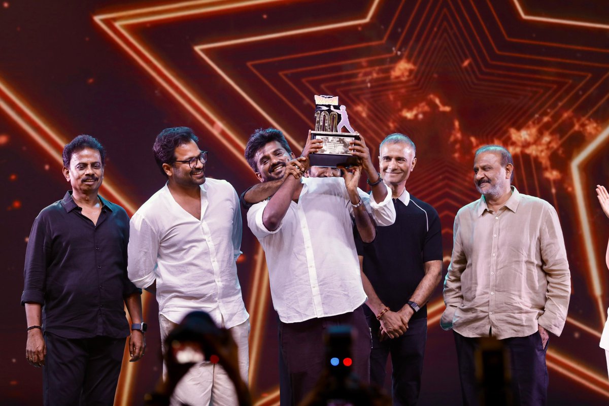 Ags_production's tweet image. This one’s for the man behind the #Dragon @Dir_Ashwath 💥
#Historic100DaysOfDragon 🔥
@pradeeponelife @leon_james @anupamahere @11Lohar
#KalpathiSAghoram #KalpathiSGanesh #KalpathiSSuresh @archanakalpathi @aishkalpathi @Ags_production
