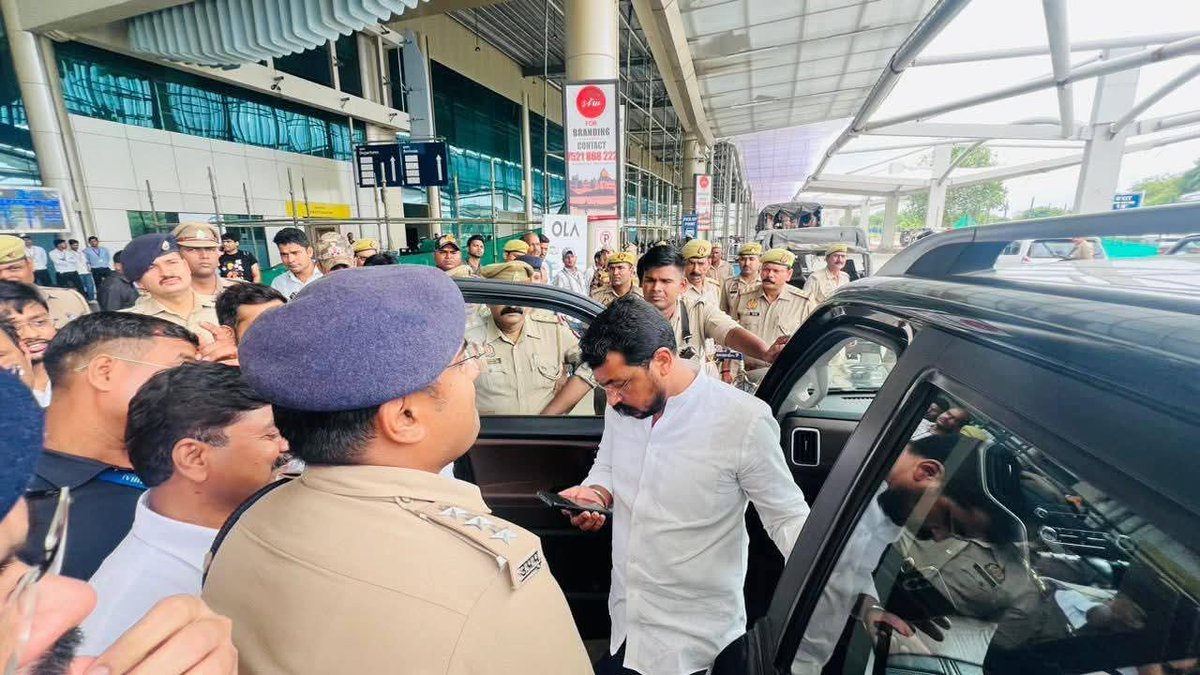 Rani Boudh - ASP (@rani__boudh) on Twitter photo UP के जिला कौशाम्बी में 8 वर्षीय मासूम बच्ची के मामले में पीड़ित परिवार पर ही मुकदमा दर्ज कराने की अन्यायपूर्ण कार्यवाही के खिलाफ आवाज उठाने जा रहें नगीना सांसद बड़े भाई <a href="/BhimArmyChief/">Chandra Shekhar Aazad</a> चन्द्रशेखर आजाद जी को प्रयागराज एयरपोर्ट से गिरफ्तार किया गया है।
#ReleaseChandraShekharAazad UP के जिला कौशाम्बी में 8 वर्षीय मासूम बच्ची के मामले में पीड़ित परिवार पर ही मुकदमा दर्ज कराने की अन्यायपूर्ण कार्यवाही के खिलाफ आवाज उठाने जा रहें नगीना सांसद बड़े भाई <a href="/BhimArmyChief/">Chandra Shekhar Aazad</a> चन्द्रशेखर आजाद जी को प्रयागराज एयरपोर्ट से गिरफ्तार किया गया है।
#ReleaseChandraShekharAazad