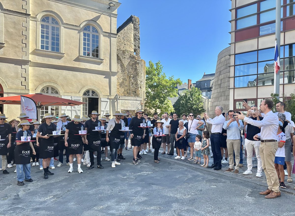 Le maire de Laval ⁦<a href="/FlorianBercault/">Florian Bercault</a>⁩ donne le départ de la course des garçons de café ce dimanche matin dans le cadre de la semaine d’animation de la nouvelle place du cœur de ville et de l’ouverture des halles. 👏👏👏🥂