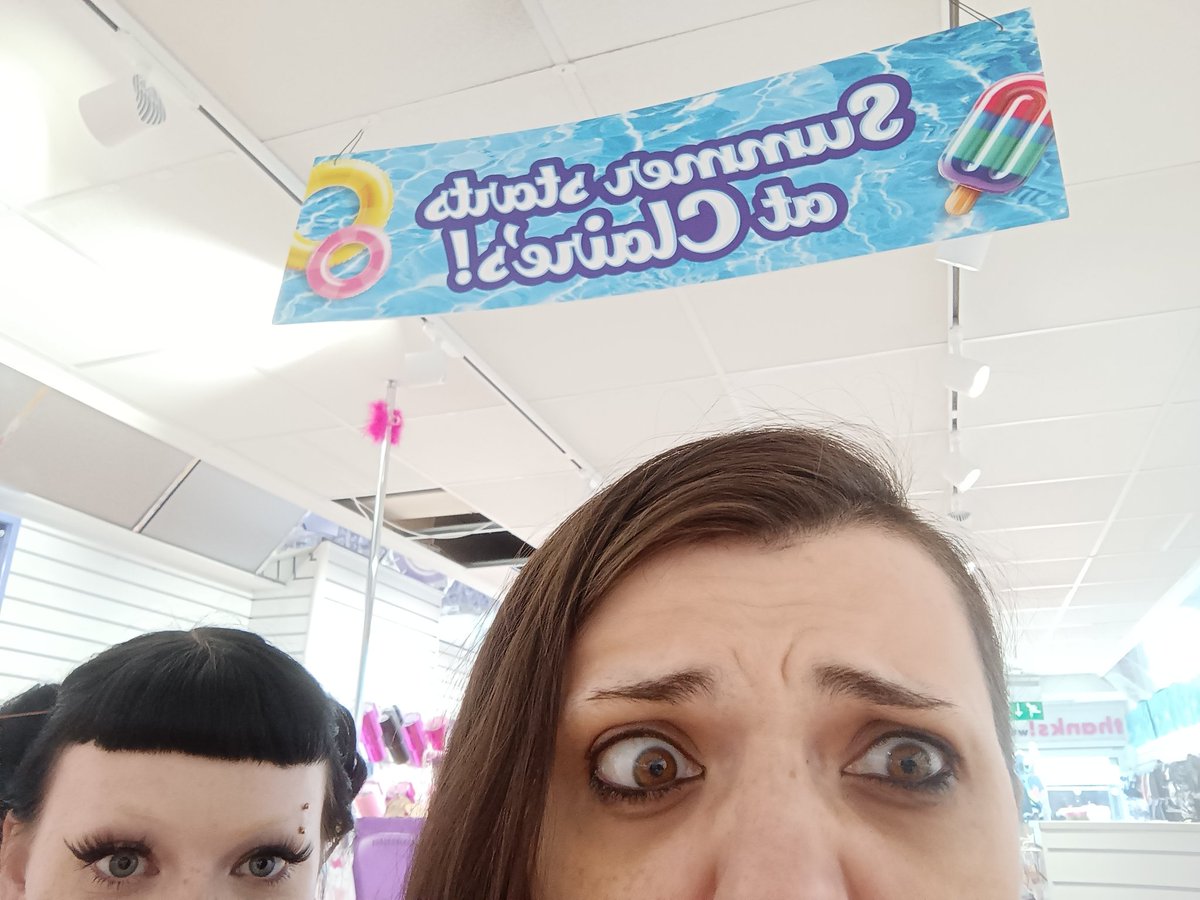 Kiwion's tweet image. I stopped into Claire&apos;s to get some cheap sunglasses

    they&apos;ve locked us in
While they pierce someone
     They locked the fucking door 
I&apos;ve been trying to pay for 20 minutes

What do I do
    I&apos;m locked in fucking Claire&apos;s accessories