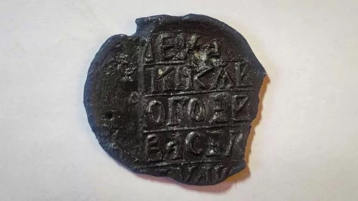 Olivier Delcroix (@delcroixx) on Twitter photo ARCHÉOLOGIE - Des #archéologues russes mettent au jour un sceau ducal appartenant à Ivan III lefigaro.fr/culture/patrim… via <a href="/Figaro_Culture/">Le Figaro Culture</a> ARCHÉOLOGIE - Des #archéologues russes mettent au jour un sceau ducal appartenant à Ivan III lefigaro.fr/culture/patrim… via <a href="/Figaro_Culture/">Le Figaro Culture</a>