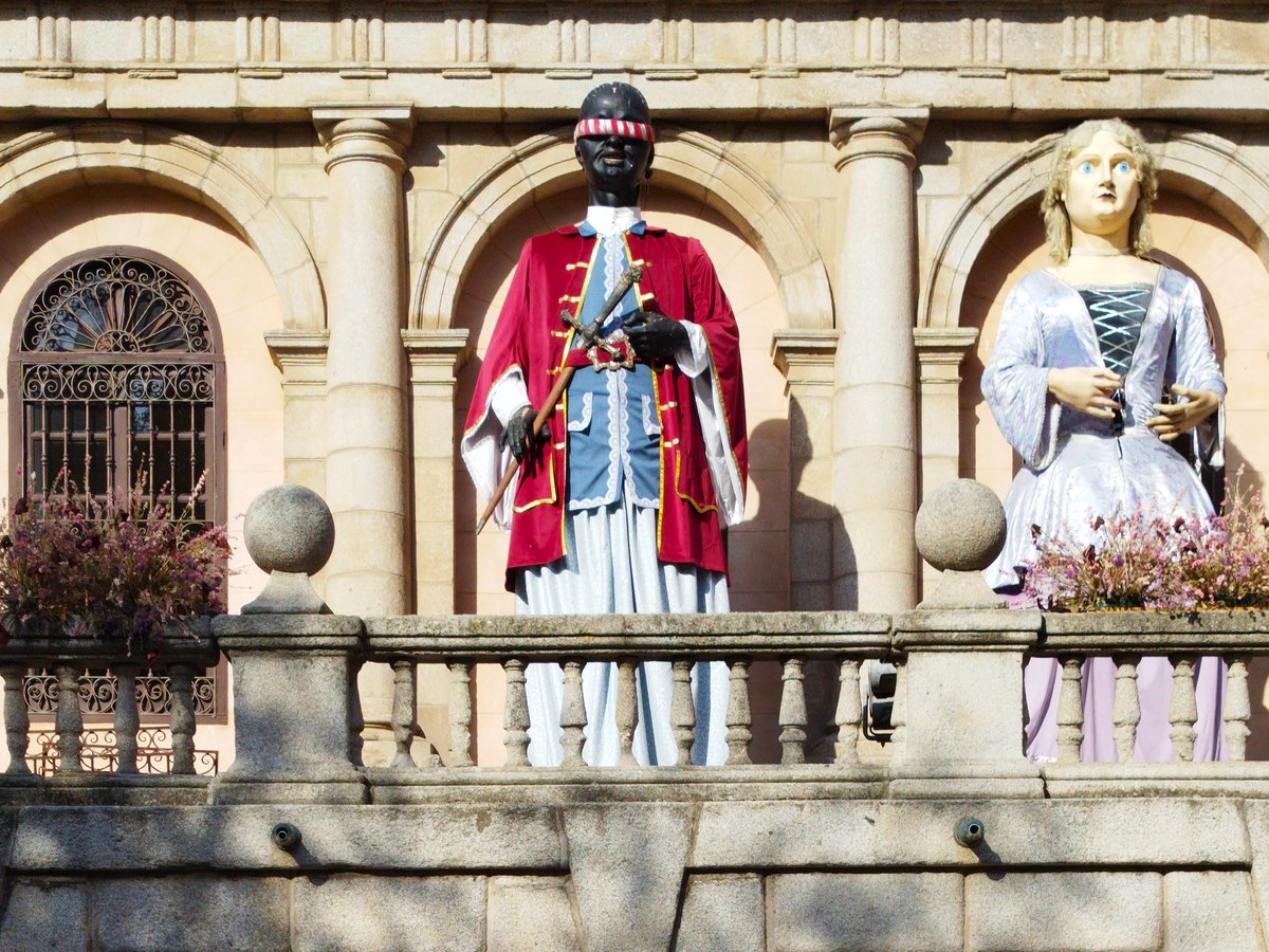 hilarcon's tweet photo. #Toledo #CascoHistórico #Vecineando
No sé si es porque el Sol le deslumbra o porque a algunos condenados a muerte se les venda los ojos...
Figuras de gigantones en la fachada del Ayuntamiento un día con una temperatura máxima prevista de 41ºC (a la sombra).
Pza. Ayuntamiento. https://t.co/WVeAf2mCyt