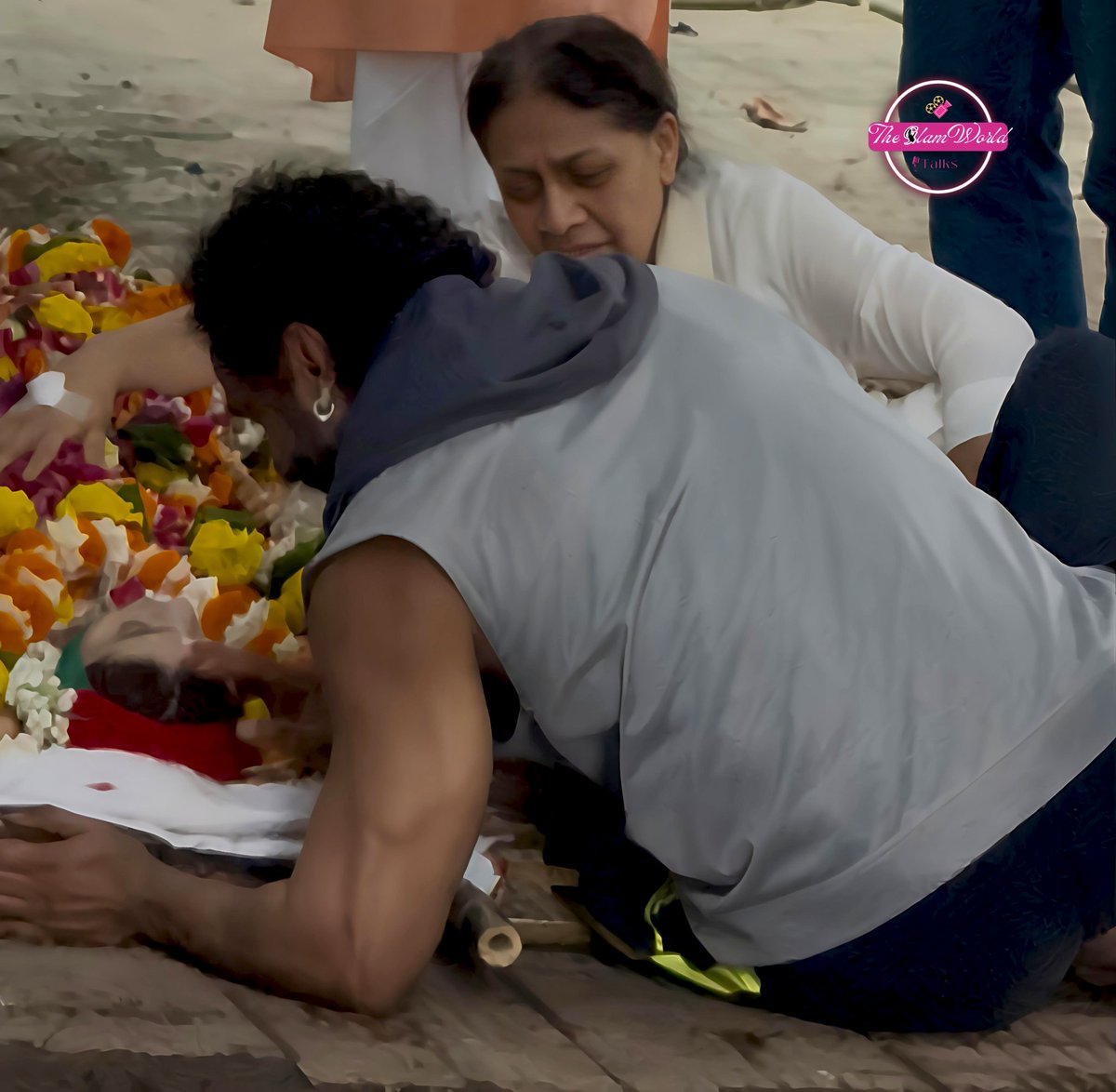 Ek Bebas Pati Jo Apni Patni Se Beintehaa Pyaar Karta Hai Uske Liye Ye Pal Kitna Painful Raha Hoga? Usko Kaisa Mehsoos Ho Raha Hoga Ki Ab Uski #ShefaliJariwala Jisko Wo Pari Bulata Tha, Wo Ab Kabhi Nahi Rahegi Uske Sath?

Aap Jinse Pyaar Karte Hain Unke Sath Kaun Sa Pal Aapka