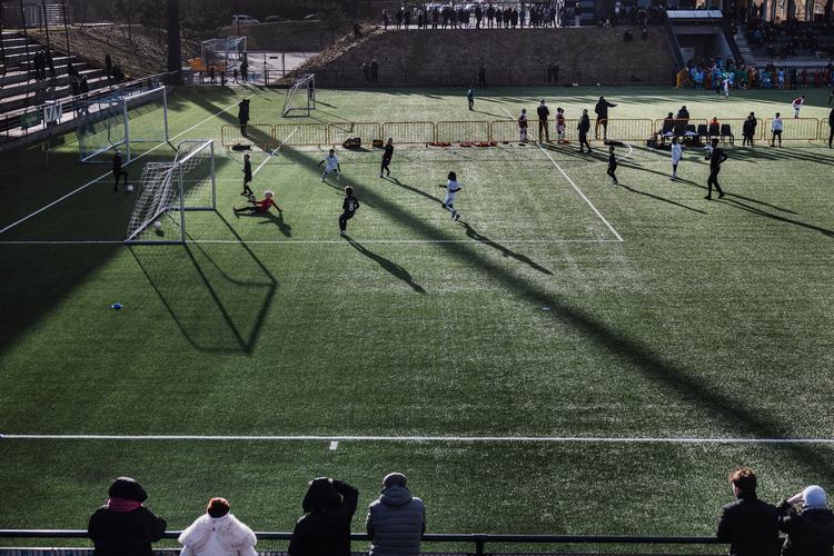 Støtteforening tiltænkt økonomisk trængte betaler eller har betalt kontingentstøtte til forældre til seks danske og to svenske børn efter skifte fra anden klub til KB Talent.
FCK afviser, at støtteforening bruges som rekrutteringsværktøj.#sldk <a href="/politiken/">Politiken</a> 

politiken.dk/del/vY4KIfAE2S…