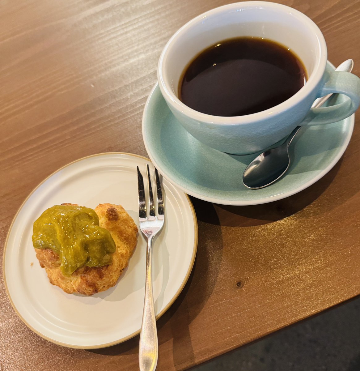 Yukiz11's tweet image. 買い物に行っただけなんだけど、ついお茶🤣

あれ？　このスコーンにかかってるジャム……カヤジャム😳